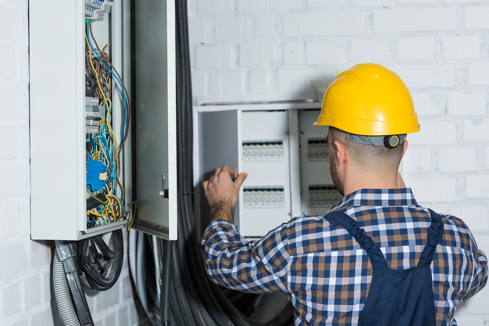 Interventions d'électriciens et assurance habitation : ce que vous devez savoir