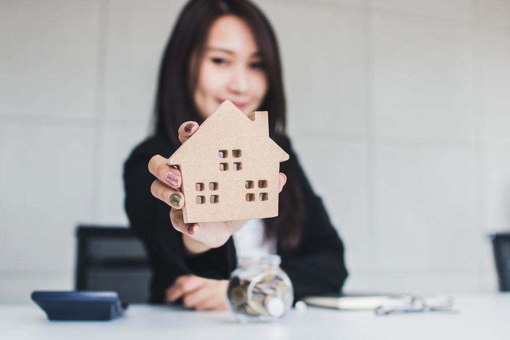 Agence immobilière à frais fixe ou agence classique : quel choix pour une transaction réussie ?